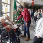 Mazón felicita la Navidad a usuarios y trabajadores de una residencia de mayores de Petrer