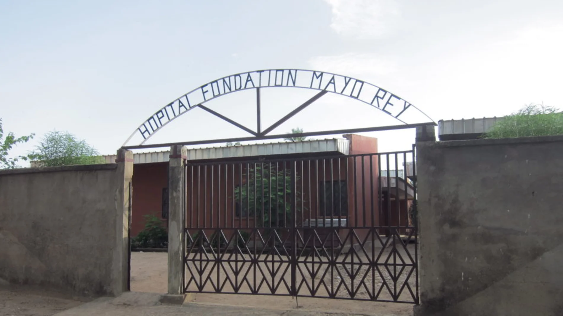 Imagen de la entrada al Hospital Mayo Rey, en Camerún