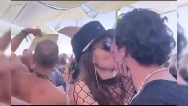 Íñigo Onieva y Marina Theis se besan en el Burning Man