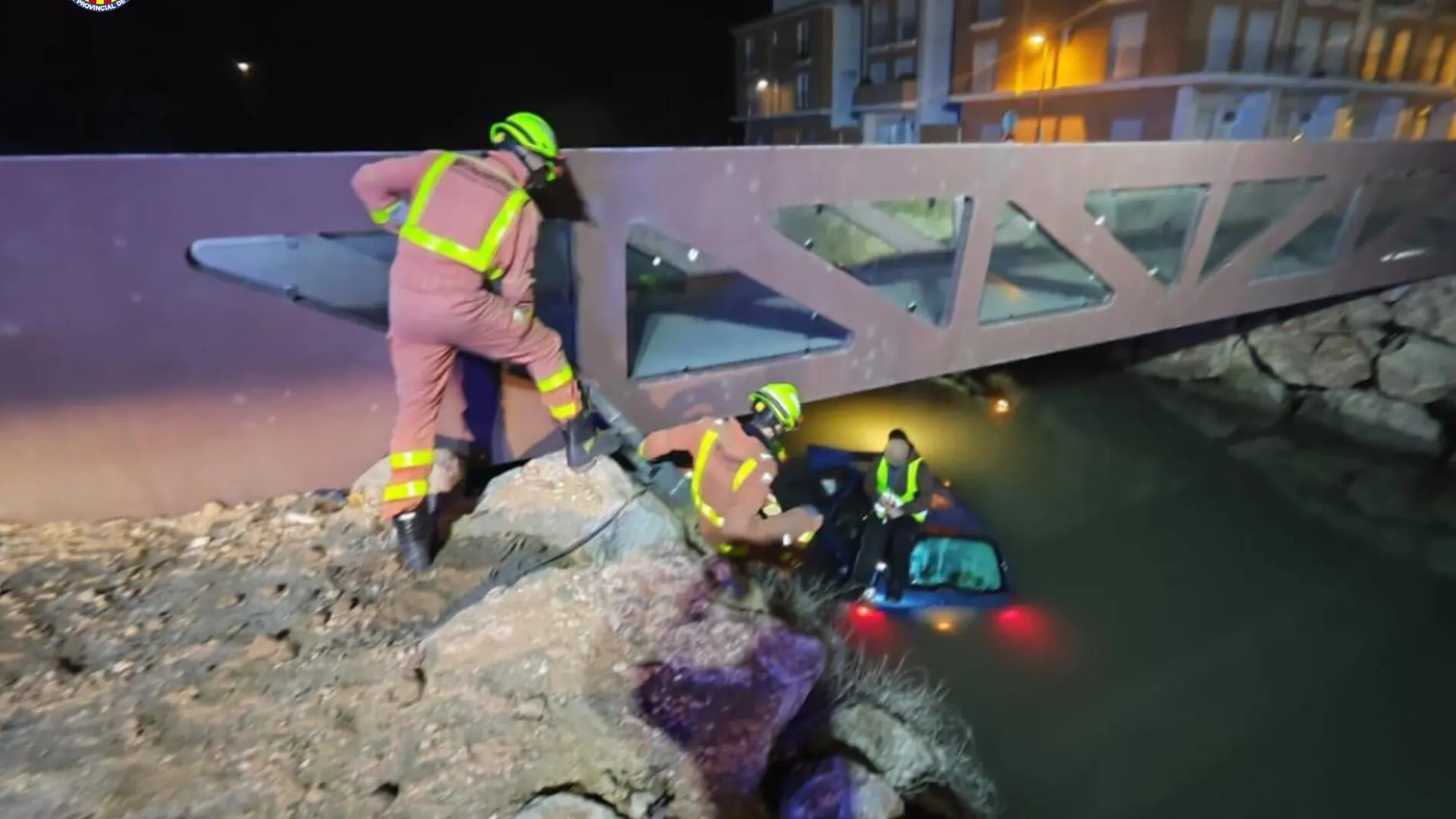 Bomberos rescatan a un conductor que se sintió indispuesto y cayó a un canal en Sollana (Valencia)