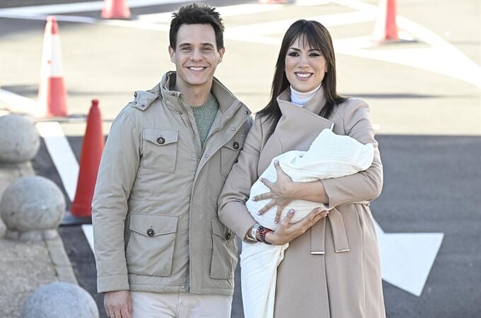 Patricia Pardo y Christian Gálvez abandonan el hospital junto a su hijo Luca