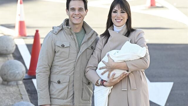 Patricia Pardo y Christian Gálvez abandonan el hospital junto a su hijo Luca