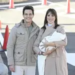 Patricia Pardo y Christian Gálvez abandonan el hospital junto a su hijo Luca