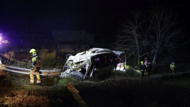 Dos personas resultan heridas tras caer un autobús a un regato en Linares de Riofrío (Salamanca)