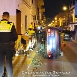 Coche volcado en Torreblanca tras chocar con otro vehículo que estaba aparcado