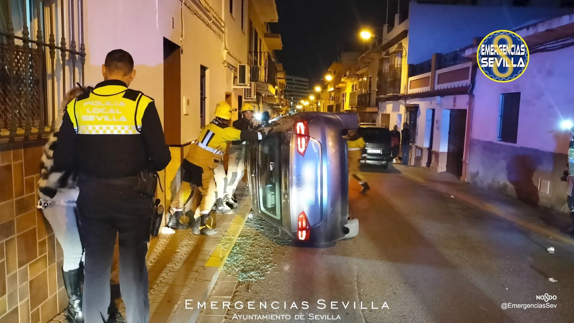 Coche volcado en Torreblanca tras chocar con otro vehículo que estaba aparcado.EMERGENCIAS SEVILLA24/12/2023