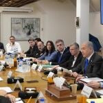 El "premier" israelí, Benjamin Netanyahu, en una reunión con su Gabinete