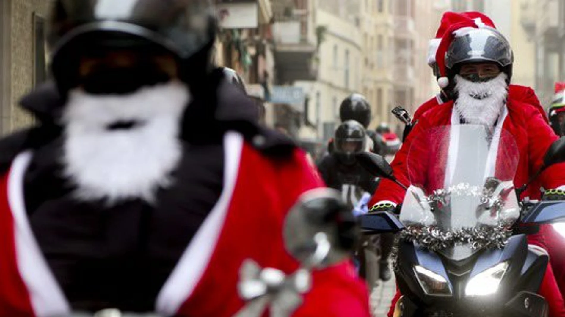 Unos 400 moteros vestidos de Papá Noel se adelantan a la Navidad en Zamora
