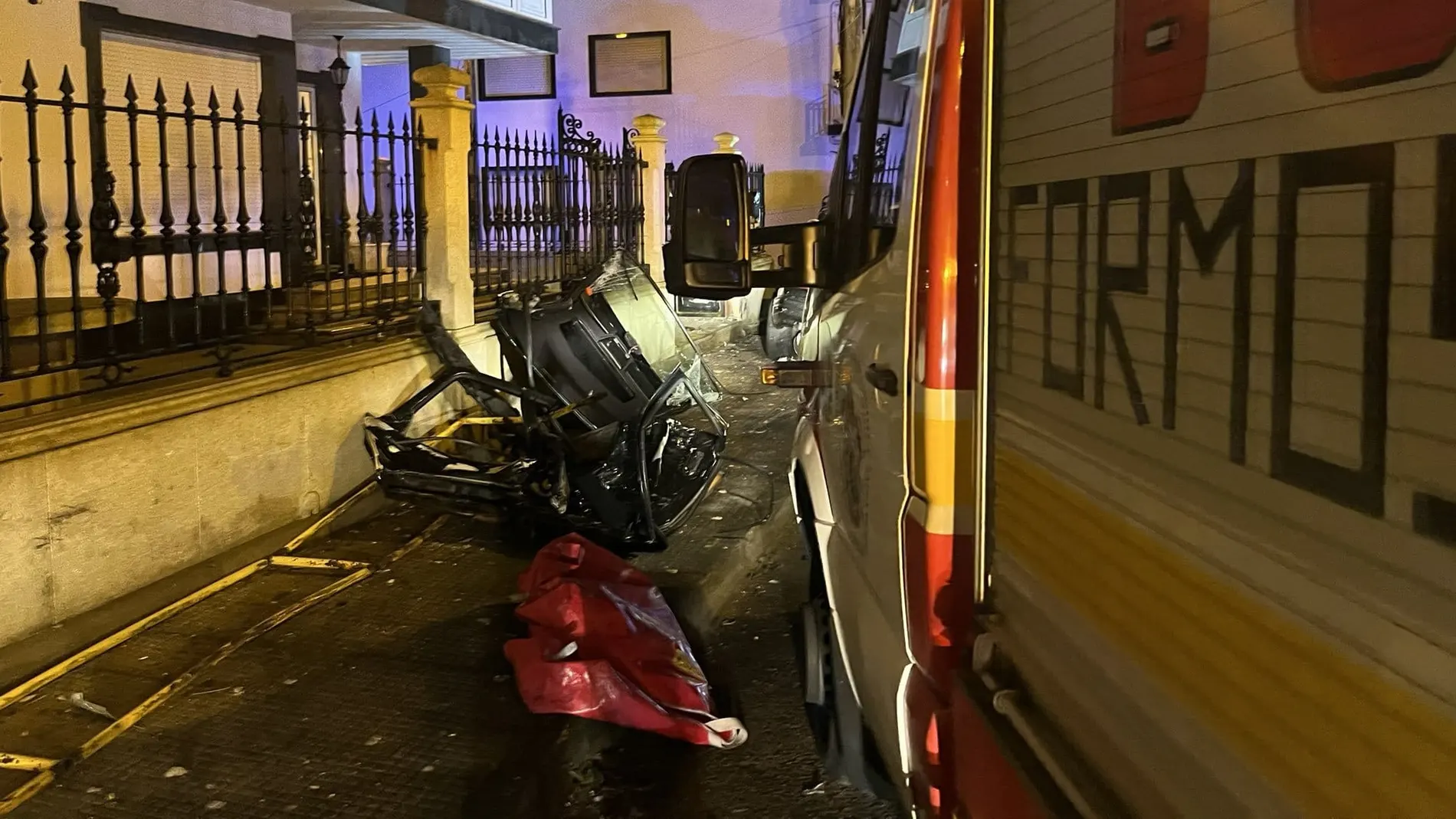 Un joven pierde la vida y su hermano resulta herido grave tras una salida de vía en Noia (A Coruña)
