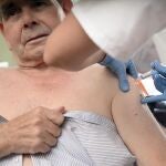 Un hombre se vacuna este año contra la gripe en Burgos