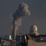 Una columna de humo se eleva en Jan Yunis, al sur de la Franja de Gaza