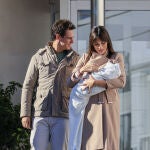 Christian Gálvez y Patricia Pardo salen del hospital con su hijo Luca