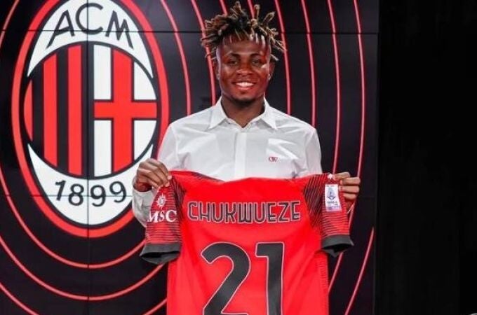 Samu Chukwueze en su presentación con el Milan