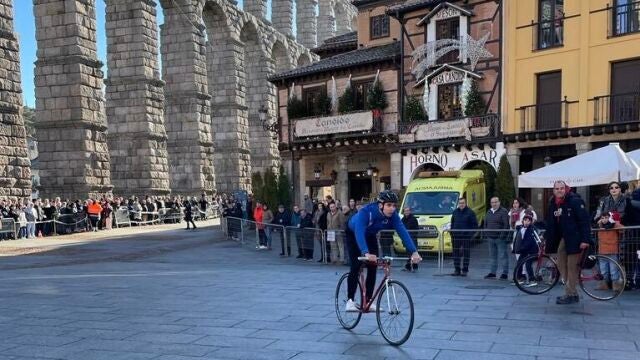 Segovia disfruta de una resbaladiza Carrera del Pavo para bicicletas en Navidad
