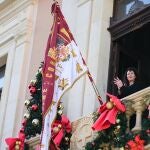La alcaldesa de Almería, María del Mar Vázquez, aplaude tras la colocación del Pendón en el Ayuntamiento.