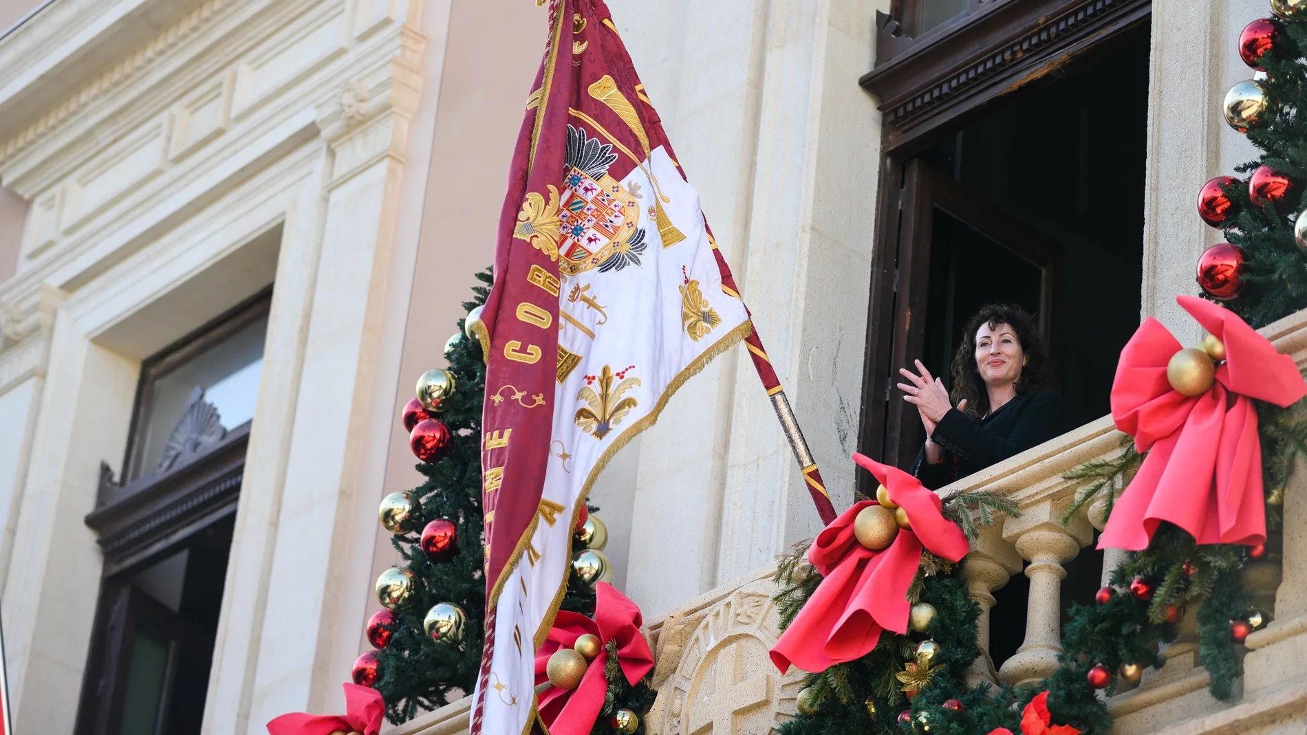 La alcaldesa de Almería, María del Mar Vázquez, aplaude tras la colocación del Pendón en el Ayuntamiento.