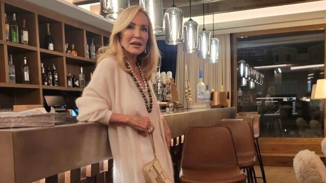 Carmen Lomana con look blanco.