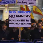 Unas 150 personas se concentran la tarde de Navidad en la calle Ferraz contra la amnistía