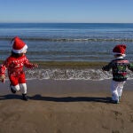Los valencianos disfrutan de la playa en Navidad