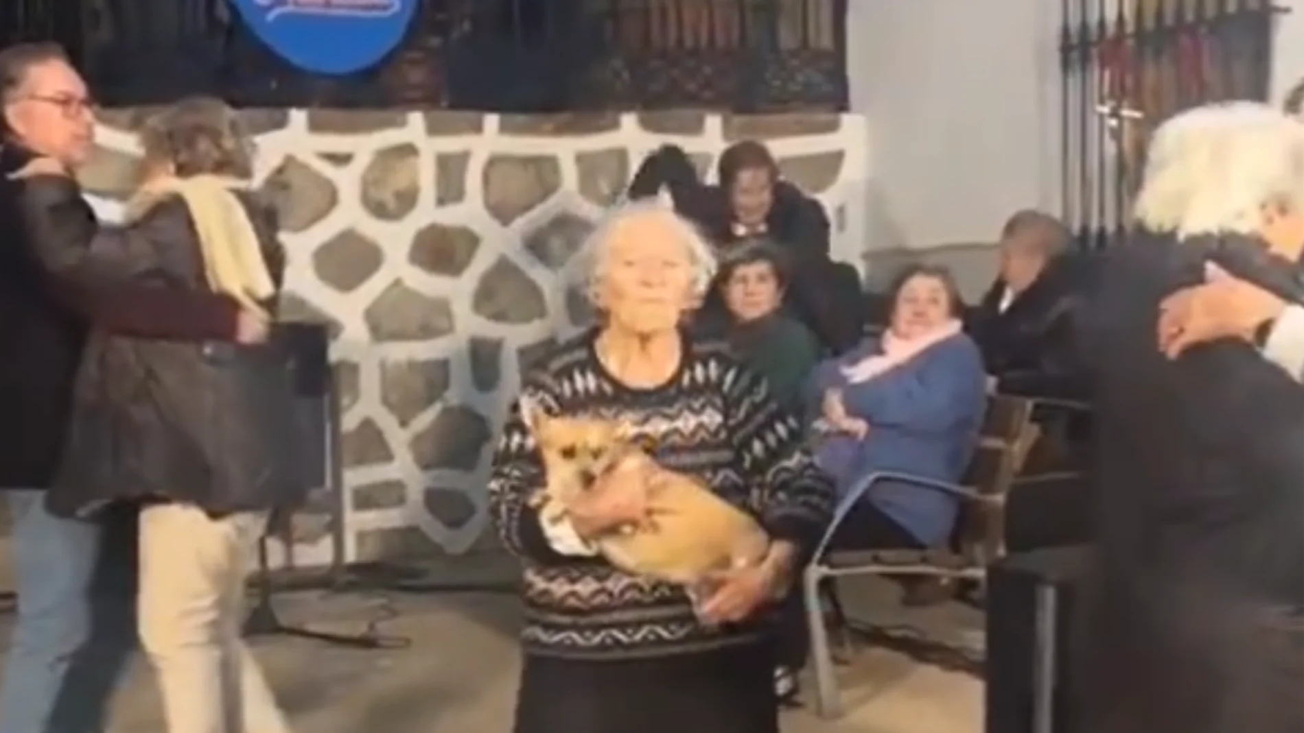 Emotivo vídeo de una abuela bailando con su perro se vuelve viral 