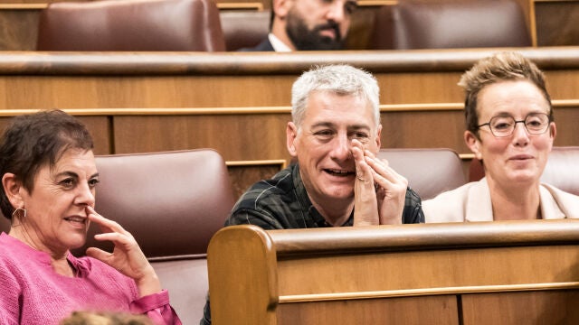 El Gobierno acuerda con Bildu prohibir desahucios de personas vulnerables hasta 2025 en el decreto anticrisis