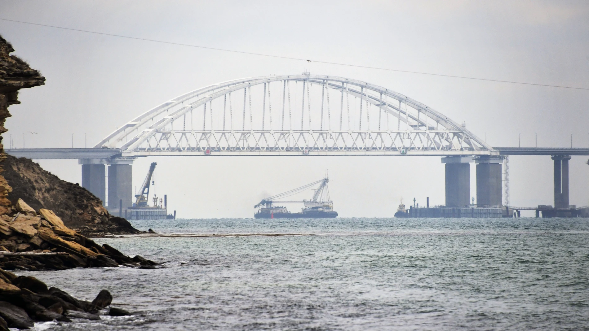 AMP2.- Ucrania.- Al menos un muerto en un ataque ucraniano en Crimea que daña un buque de asalto anfibio de Rusia