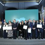 El presidente de la Junta, Juanma Moreno, junto a los galardonados con los premios Andalucía de Periodismo 2023