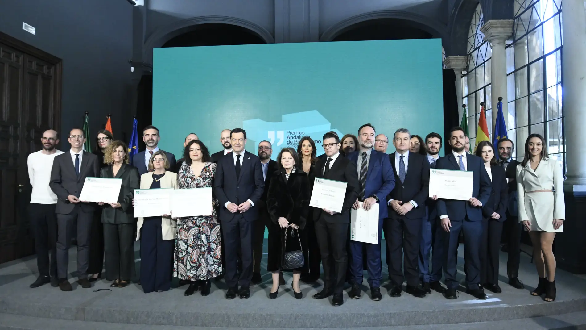 El presidente de la Junta, Juanma Moreno, junto a los galardonados con los premios Andalucía de Periodismo 2023
