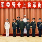 El presidente chino Xi Jinping, que también es presidente de la Comisión Militar Central (CMC), posa con otros líderes militares para una foto de grupo durante una ceremonia para ascender a dos oficiales militares al rango de general