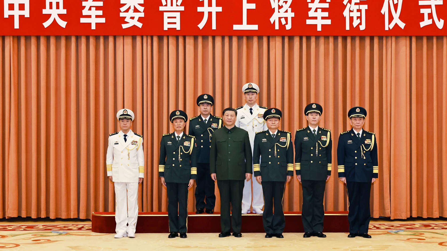 El presidente chino Xi Jinping, que también es presidente de la Comisión Militar Central (CMC), posa con otros líderes militares para una foto de grupo durante una ceremonia para ascender a dos oficiales militares al rango de general