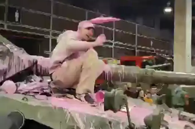 Activistas manchan con pintura rosa un tanque del Ejército en la Expojove de Valencia 