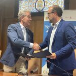 Marco Morala y Javier Vega firman el acuerdo del programa "Yo Ponferrada ¿tú?"