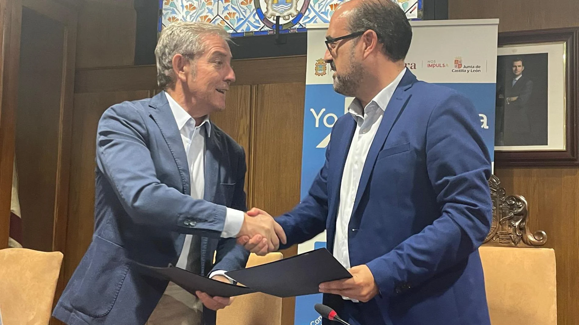 Marco Morala y Javier Vega firman el acuerdo del programa "Yo Ponferrada ¿tú?"