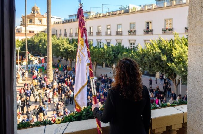 La alcaldesa de Almería preside en la Plaza Vieja los actos tradicionales de homenaje al Pendón
