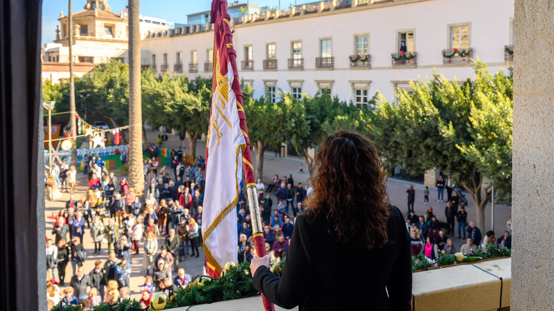 La alcaldesa de Almería preside en la Plaza Vieja los actos tradicionales de homenaje al Pendón