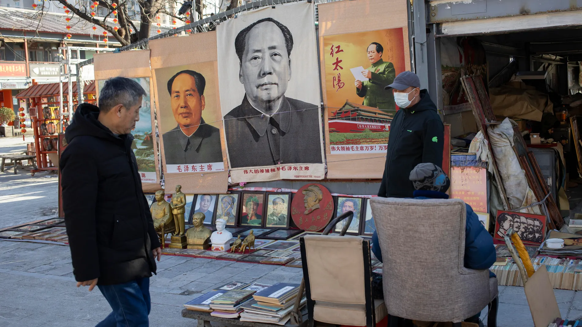 Beijing (China), 26/12/2023.- A man walks pass a stand selling merchandise depicting Mao Zedong at a market in Beijing, China, 26 December 2023. December 26, 2023 marks the 130 anniversary of the birth of former Chinese leader Mao Zedong. EFE/EPA/ANDRES MARTINEZ CASARES 