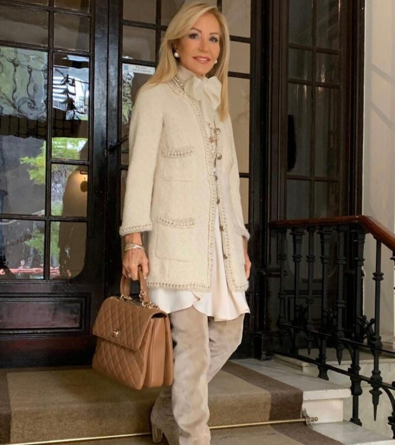 Carmen Lomana con look blanco