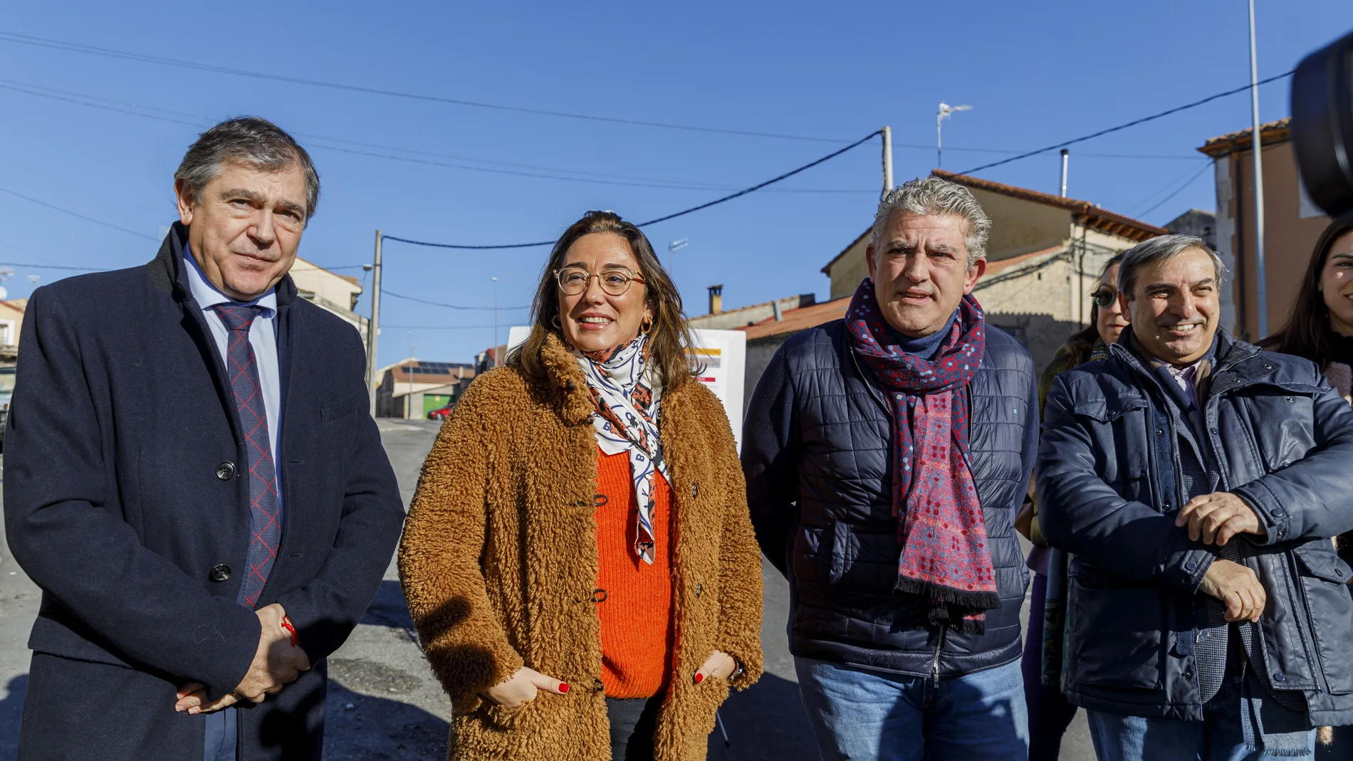 La consejera María González Corral visita el resultado de las obras realizadas en la carretera de San Miguel de Bernuy (Segovia).