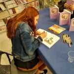 Ana Oncina firmando algunos de sus libros