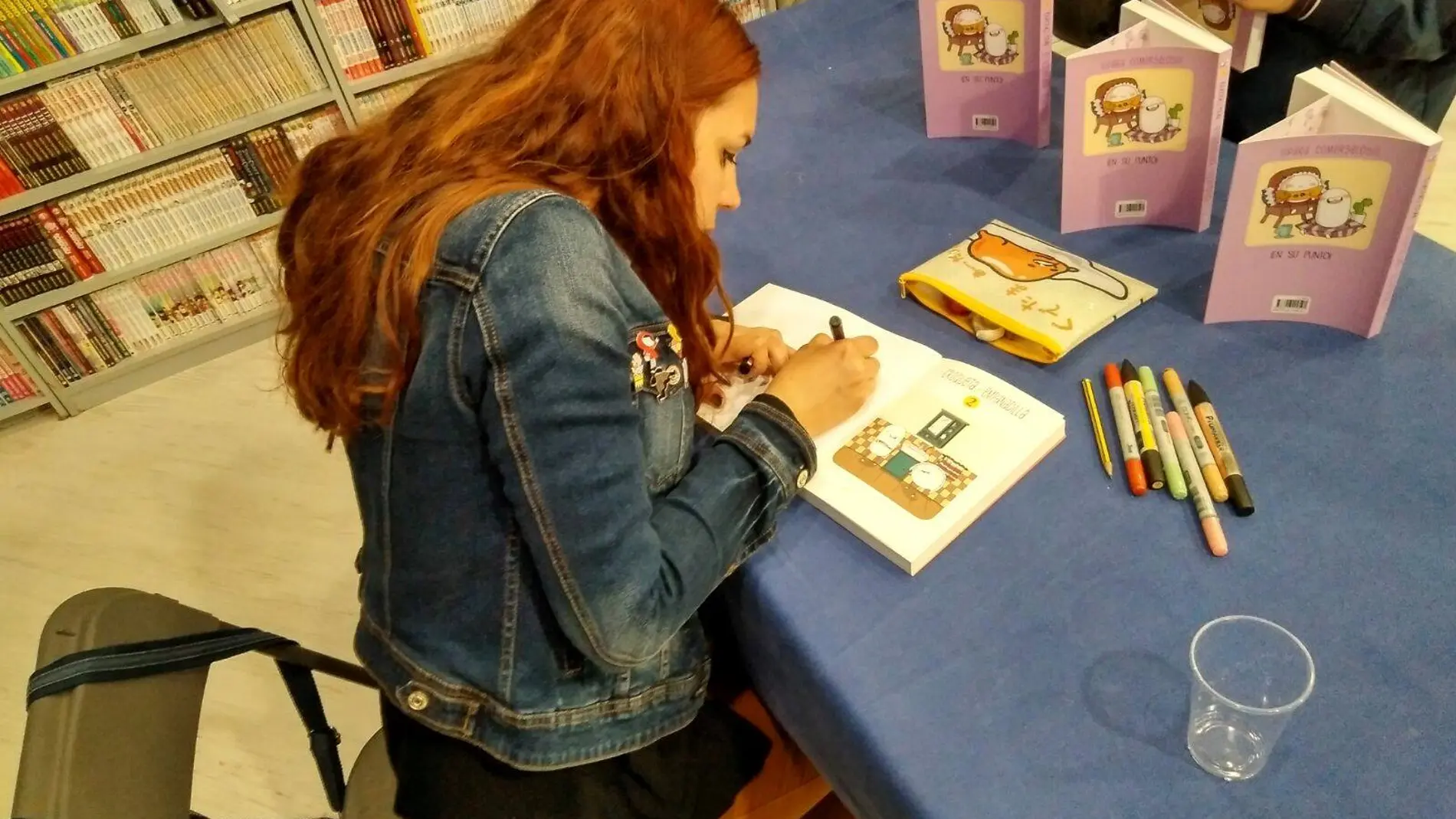 Ana Oncina firmando algunos de sus libros