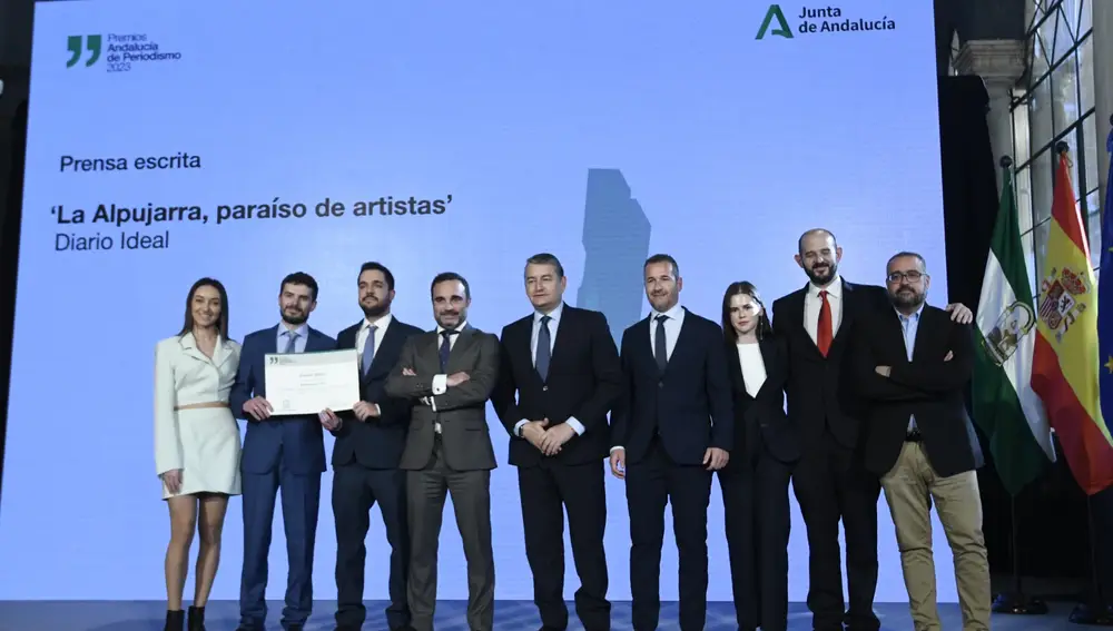 El equipo del diario Ideal recoge el premio por su reportaje &quot;La Alpujarra, paraíso de artistas&quot;