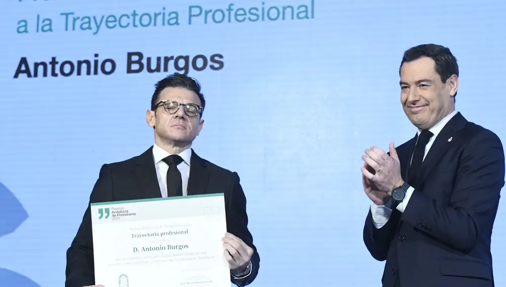 El hijo de Antonio Burgos recoge el premio a la trayectoria de su padre de las manos de Juanma Moreno