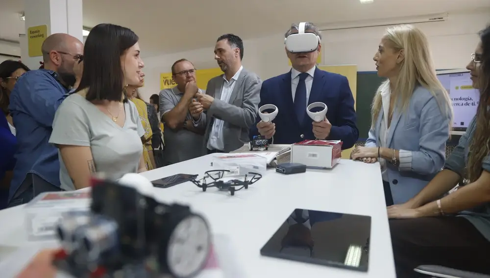 Punto Vuela en Ciudad Jardín (Málaga). En la imagen, el consejero de la Presidencia, Antonio Sanz, con gafas de realidad virtual