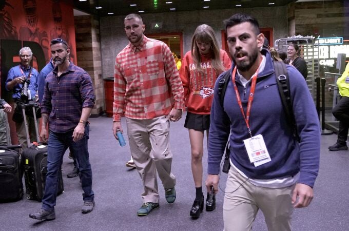 Kansas City Chiefs tight end Travis Kelce, center left, and singer Taylor Swift leave Arrowhead Stadium after an NFL football game between the Chiefs and the Los Angeles Chargers