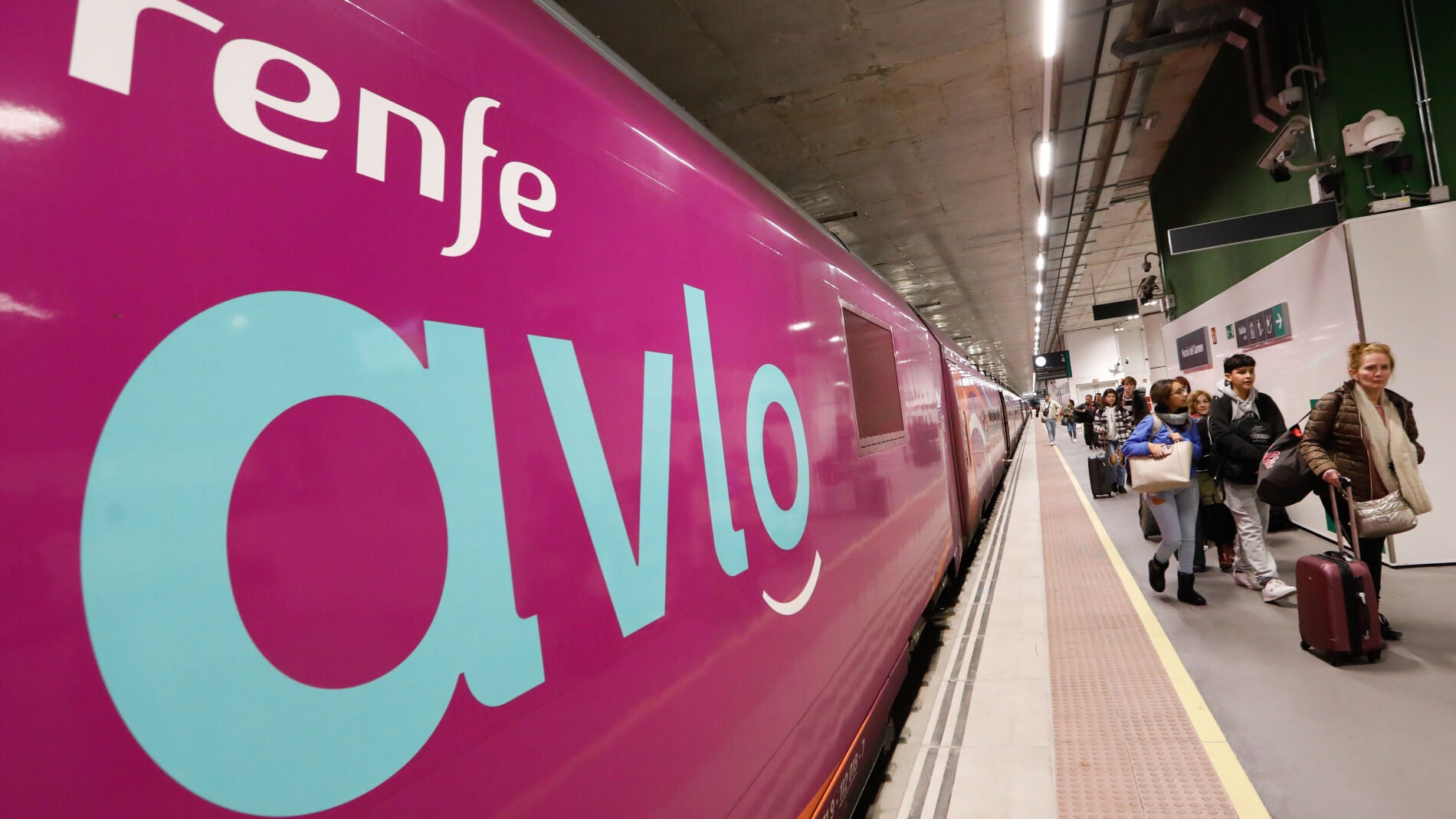 Renfe Estrena Los Nuevos Trenes Low Cost Avlo Entre Asturias Y Madrid ...