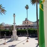 Vista del monumento de 'El Pingurucho' dedicado a los Mártires por la Libertad 'Los Coloraos' desde el Ayuntamiento de Almería