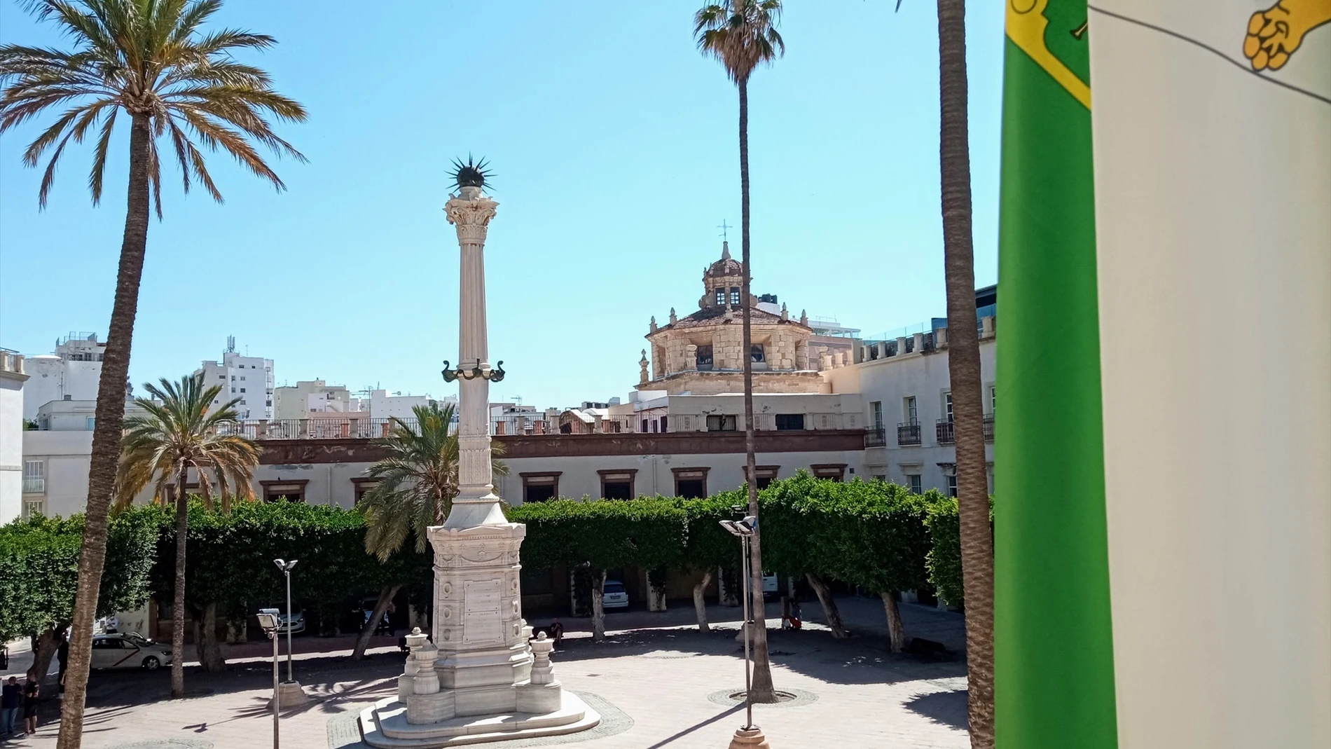 Vista del monumento de 'El Pingurucho' dedicado a los Mártires por la Libertad 'Los Coloraos' desde el Ayuntamiento de Almería