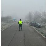Un agente de la Guardia Civil regula el tráfico en el lugar del accidente