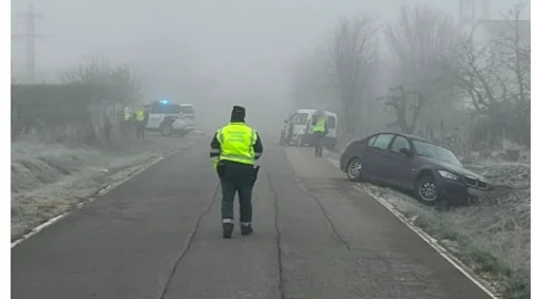 Un agente de la Guardia Civil regula el tráfico en el lugar del accidente