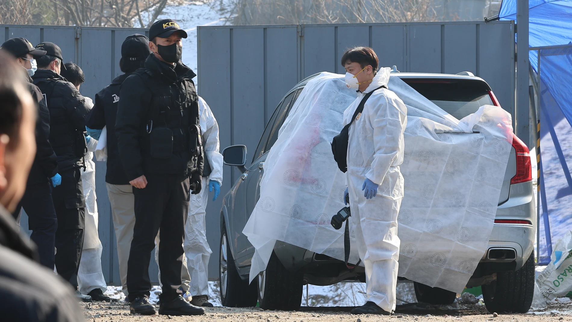 Seoul (Korea, Republic Of), 27/12/2023.- Police examine a car at a park in Seoul, South Korea, 27 December 2023, as actor Lee Sun-kyun of the Oscar-winning 'Parasite' was found dead inside the car in an apparent suicide earlier in the day. A charcoal briquette was found in the passenger seat. Lee has been under a prosecution probe over suspected drug use. (Corea del Sur, Seúl) EFE/EPA/YONHAP SOUTH KOREA OUT 